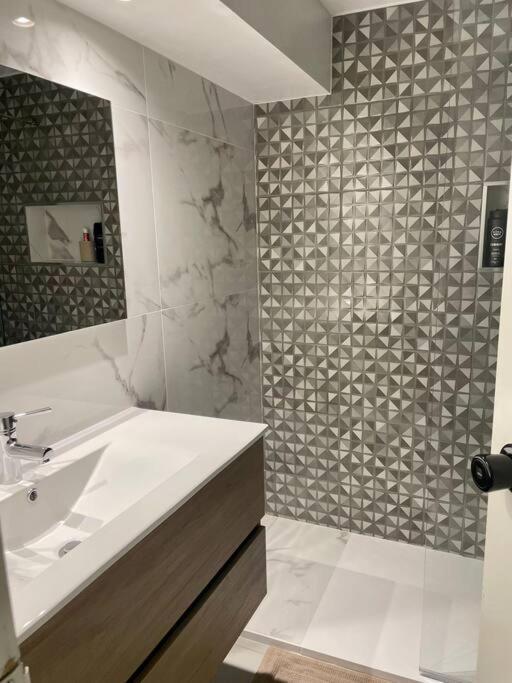 Newly Refurbished 2 Bed Appt วิลาโมรา ภายนอก รูปภาพ